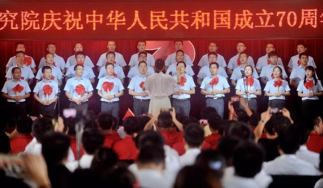 藏了31年！原来她就是“戏骨”何政军妻子，难怪当年拒绝巩俐示爱